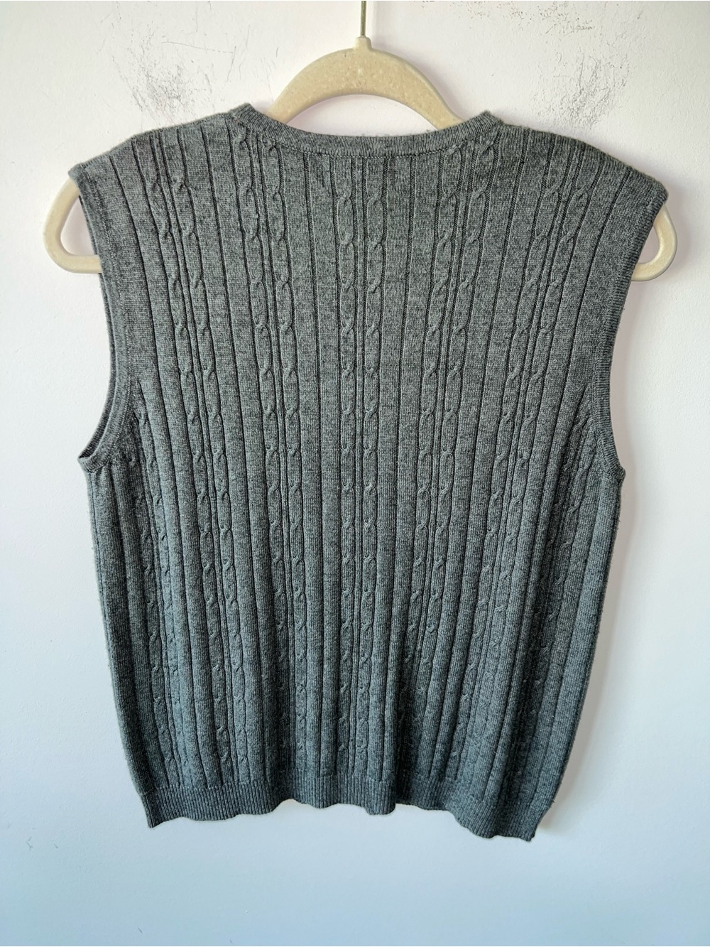 City Silk Women's Gray Silk and Cashmere Cable-Knit Sleeveless Sweater Vest Gray - Picture 3 of 5